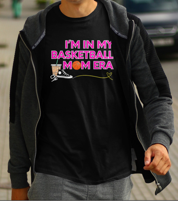 I'm In My Basketball Mom Era Sneakers Coffee Schlüsselbund Herz T-Shirt