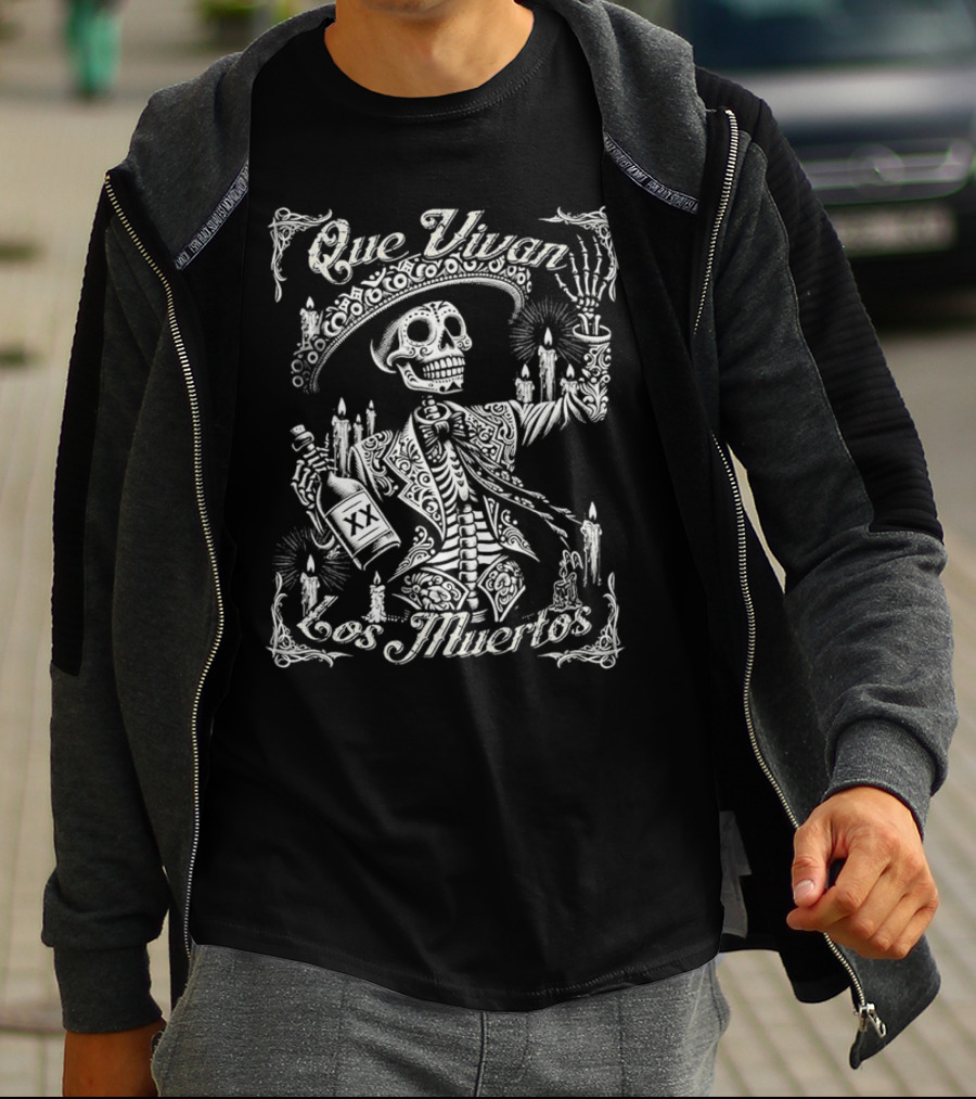 Que Vivan Los Muertos Dia De Los Muertos Cantina Skeleton Sombrero Candle Bottle T-Shirt