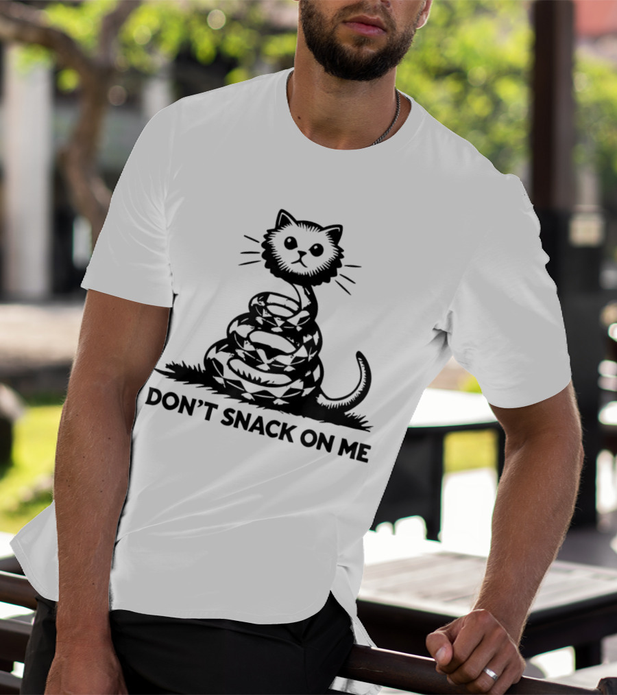 DON'T SNACK ON ME Cat Snake Coiled혻 T-Shirt