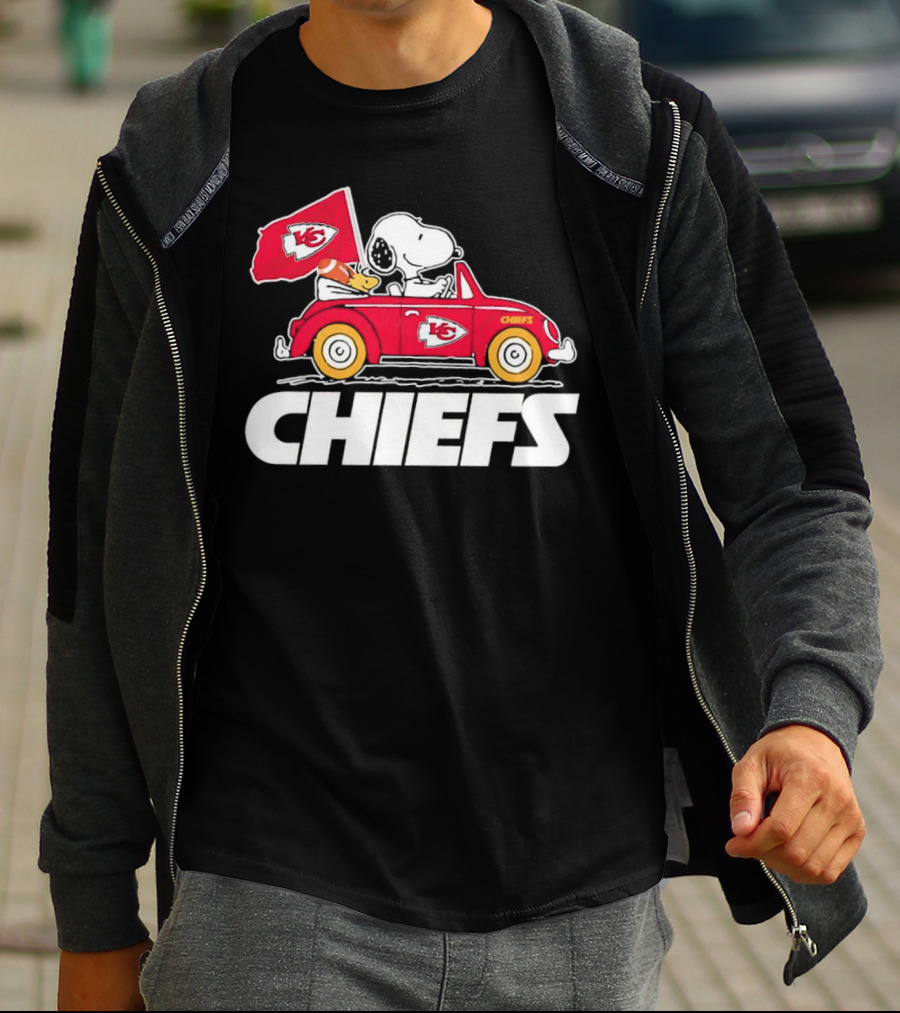 Snoopy Woodstock Driving Red Car Chiefs Flag Kansas City Chiefs T-Shirt