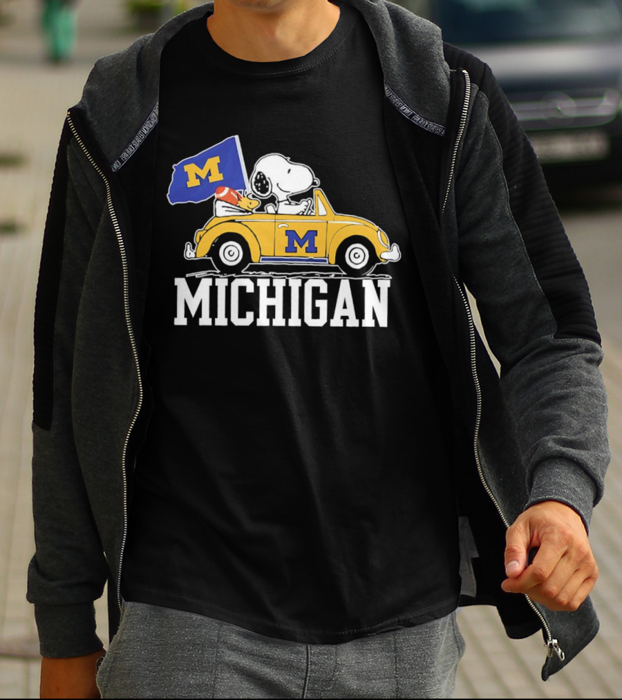 Snoopy And Woodstock Driving Car With Michigan Wolverines Flag T-Shirt