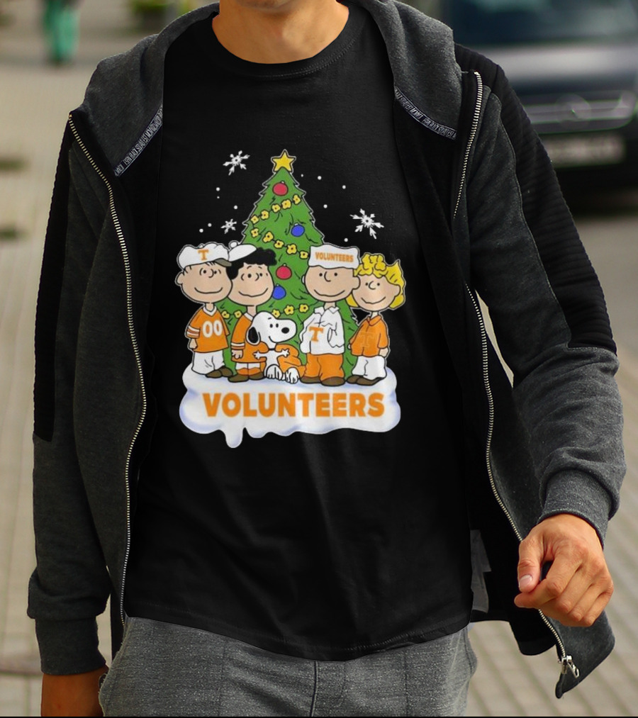 Tennessee Volunteers Snoopy And Friends Christmas Tree T-Shirt