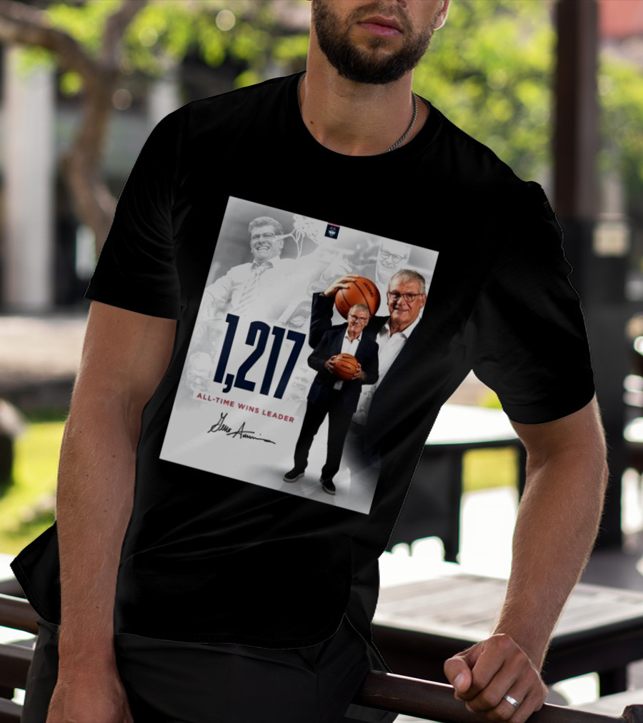 1,217 All-Time Wins Leader Geno Auriemma Signature Image T-Shirt