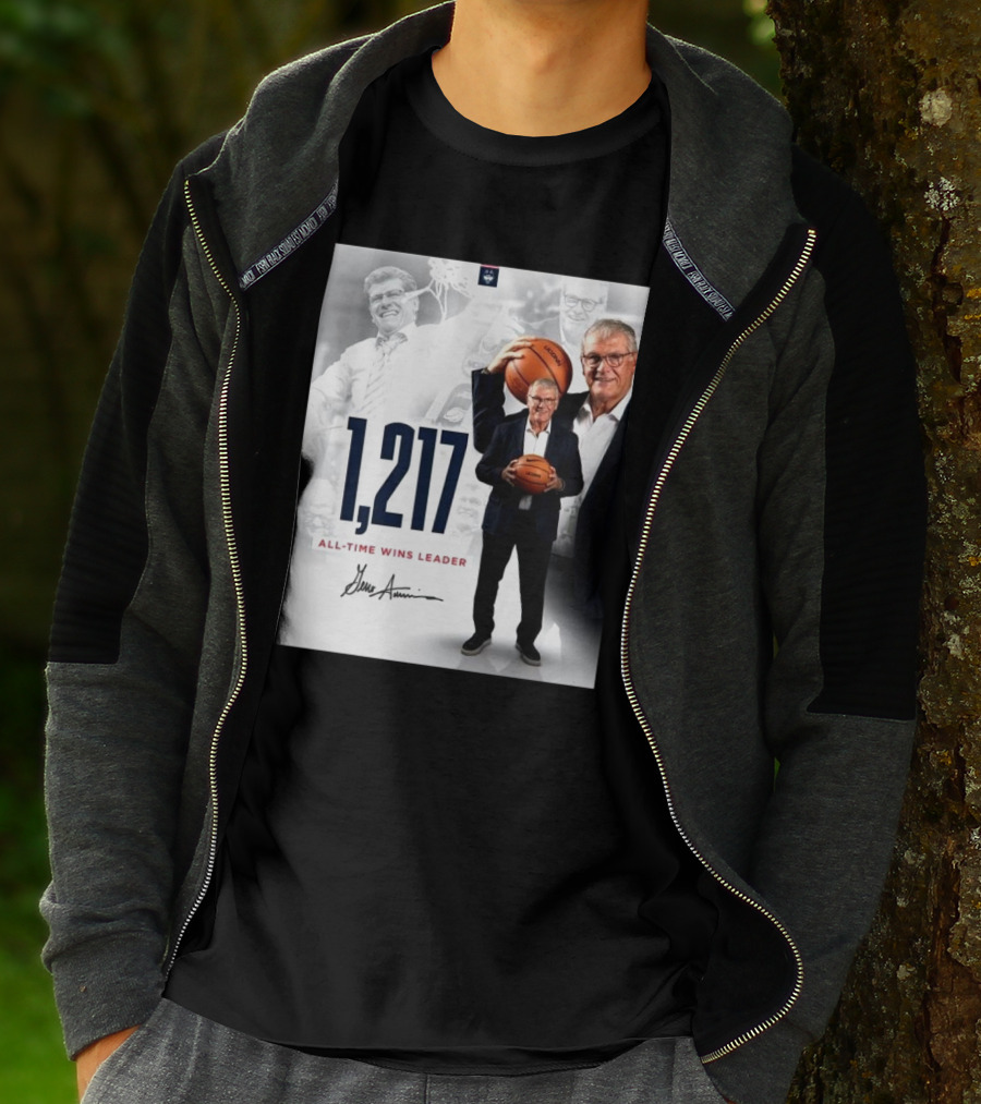 1,217 All-Time Wins Leader Geno Auriemma Signature Image T-Shirt