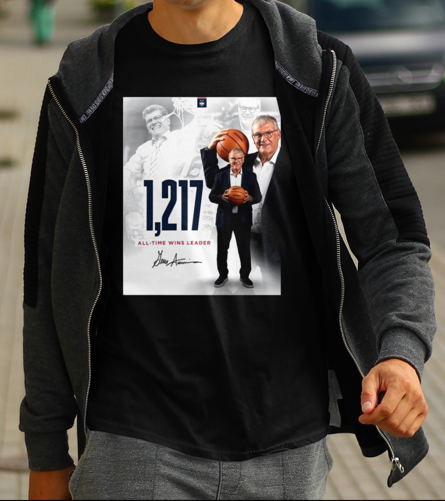 1,217 All-Time Wins Leader Geno Auriemma Signature Image T-Shirt