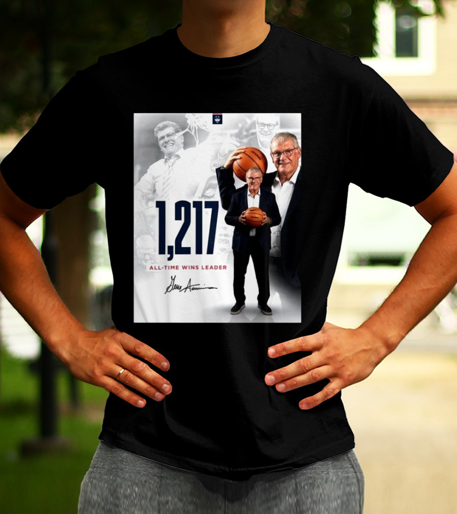 1,217 All-Time Wins Leader Geno Auriemma Signature Image T-Shirt