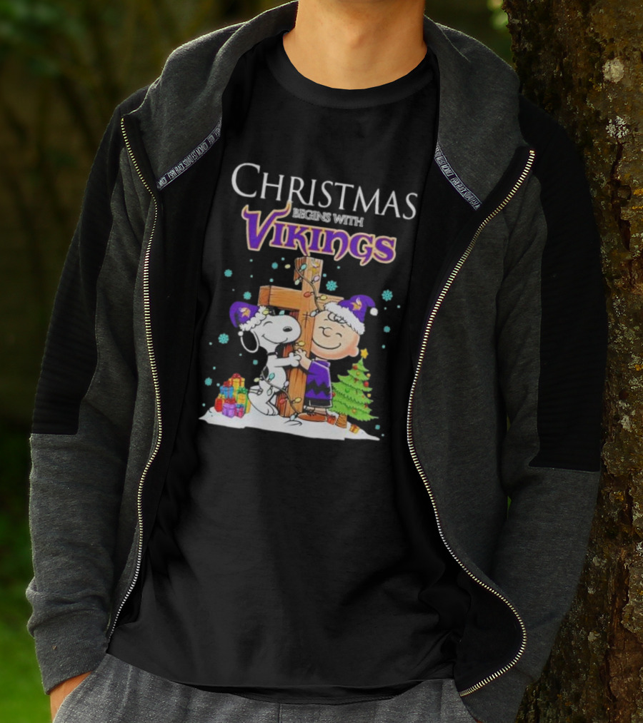 Christmas Begins With Minnesota Vikings Charlie Brown Snoopy Hug Cross T-Shirt