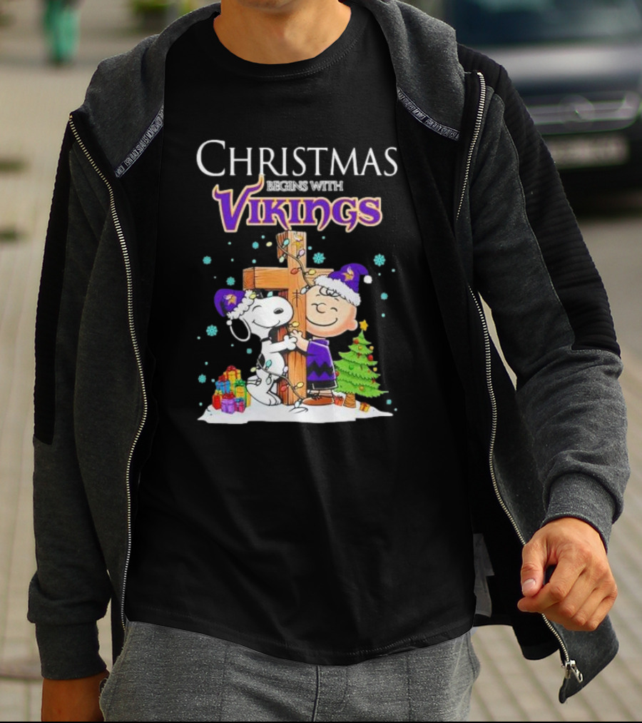 Christmas Begins With Minnesota Vikings Charlie Brown Snoopy Hug Cross T-Shirt