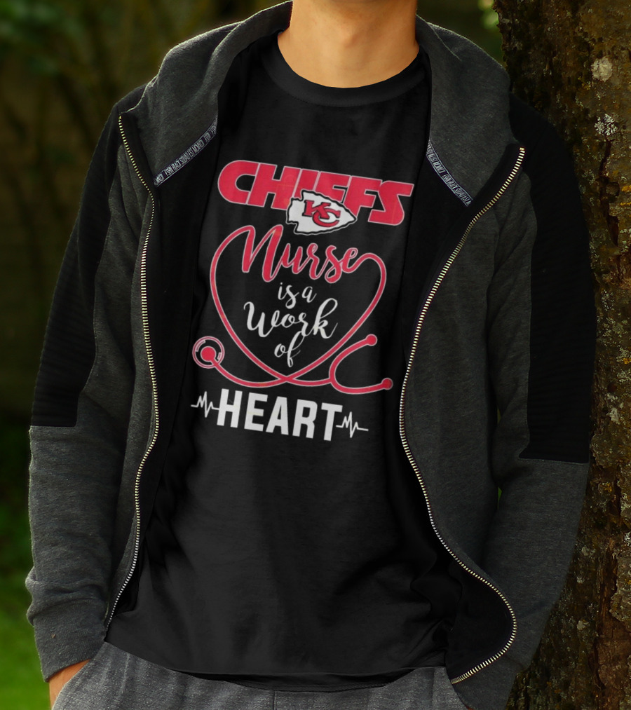 Kansas City Chiefs Nurse Is A Work Of Heart With Arrowhead Logo And Stethoscope Design T-Shirt