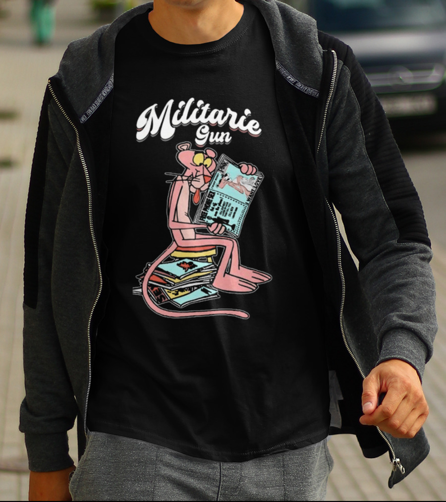 Militarie Gun Pink Panther Reading Comics T-Shirt
