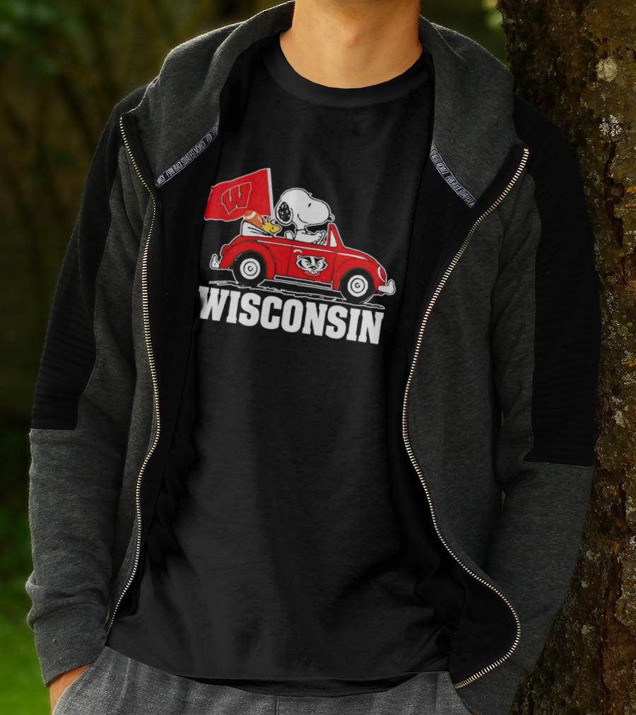 Snoopy And Woodstock In Red Car With Wisconsin Flag And Wisconsin Badgers T-Shirt