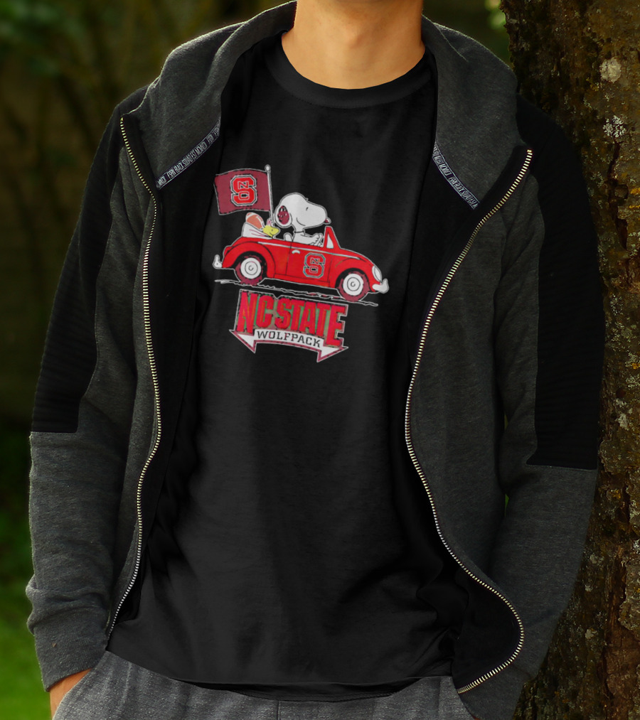 Snoopy And Woodstock Driving Car With NC State Wolfpack Flag T-Shirt