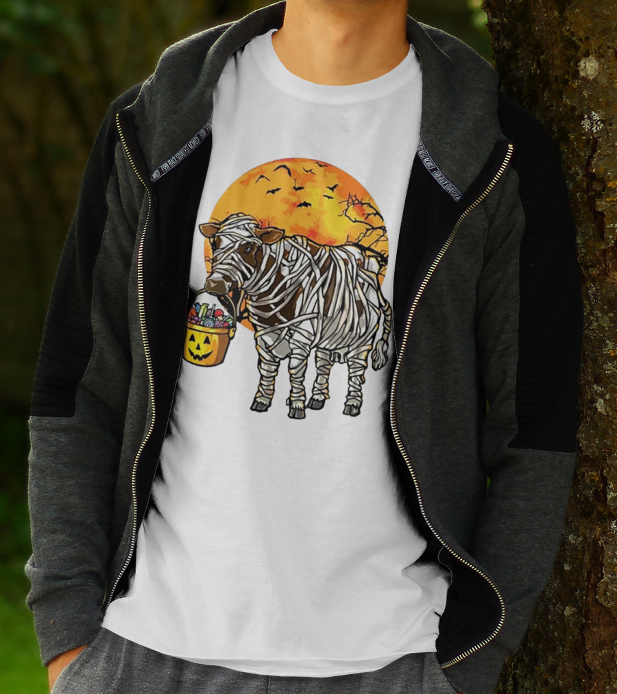 Mummified Cow Trick-or-Treating Under Full Halloween Moon T-Shirt