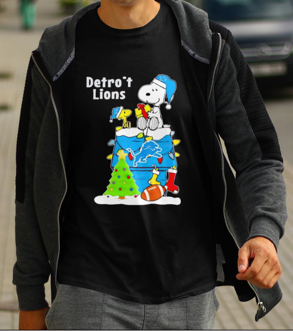 Snoopy And Woodstock Detroit Lions Christmas Igloo With Football And Tree T-Shirt