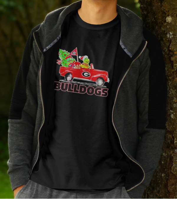 Grinch Driving Red Car With Dog Christmas Tree Gifts Georgia Bulldogs T-Shirt