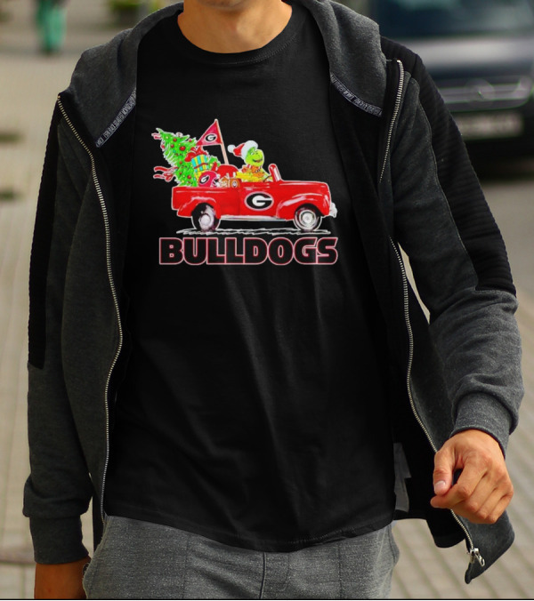 Grinch Driving Red Car With Dog Christmas Tree Gifts Georgia Bulldogs T-Shirt