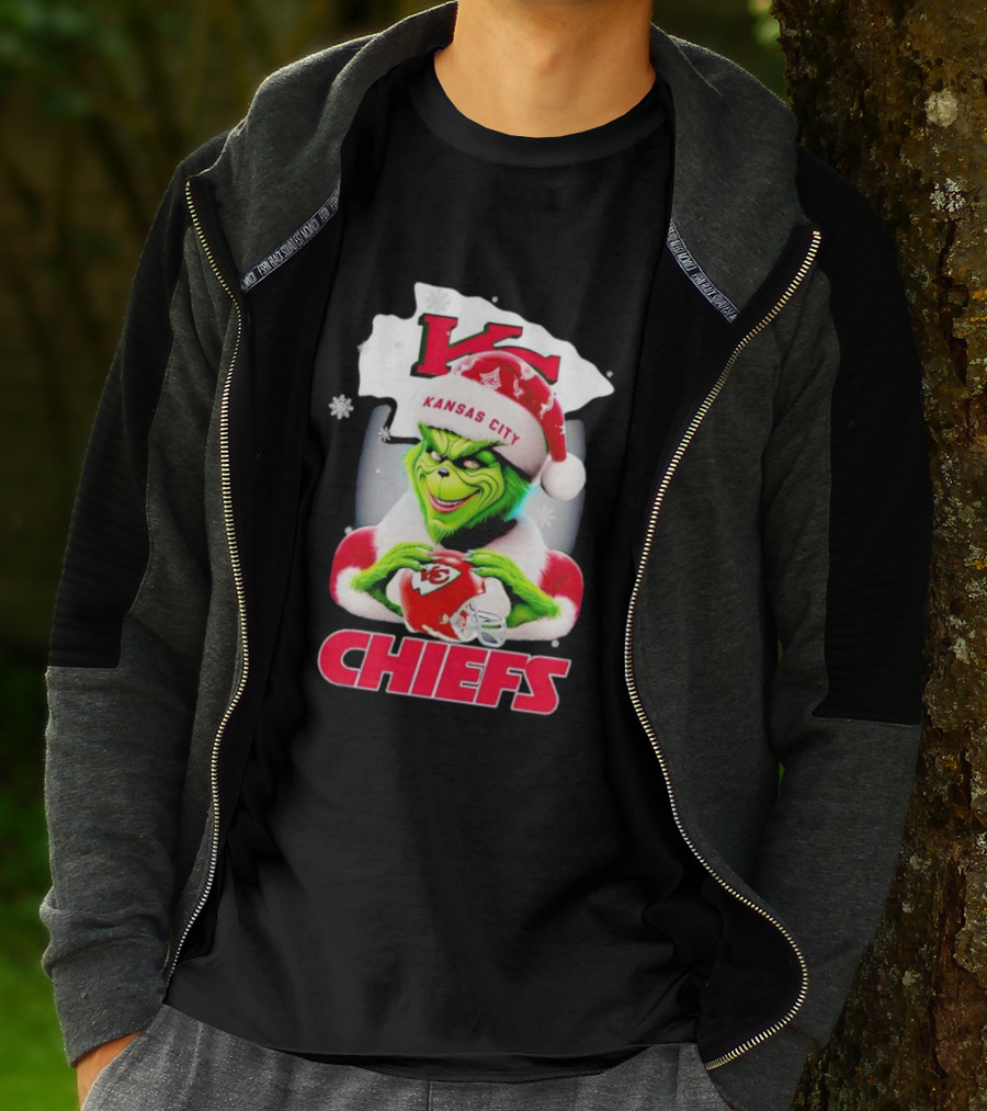 Kansas City Chiefs Christmas Grinch In Santa Hat Holding Football T-Shirt