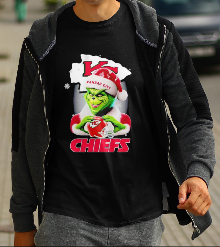 Kansas City Chiefs Christmas Grinch In Santa Hat Holding Football T-Shirt