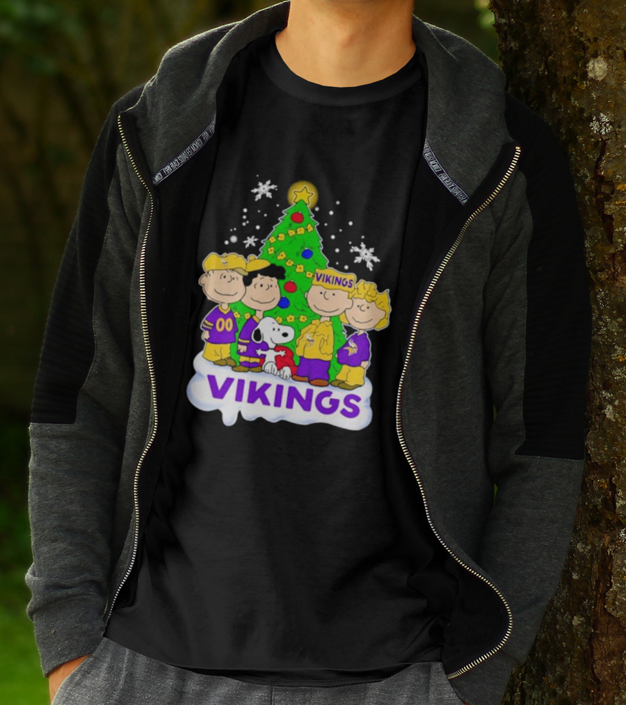 Minnesota Vikings Peanuts Characters Christmas Tree T-Shirt