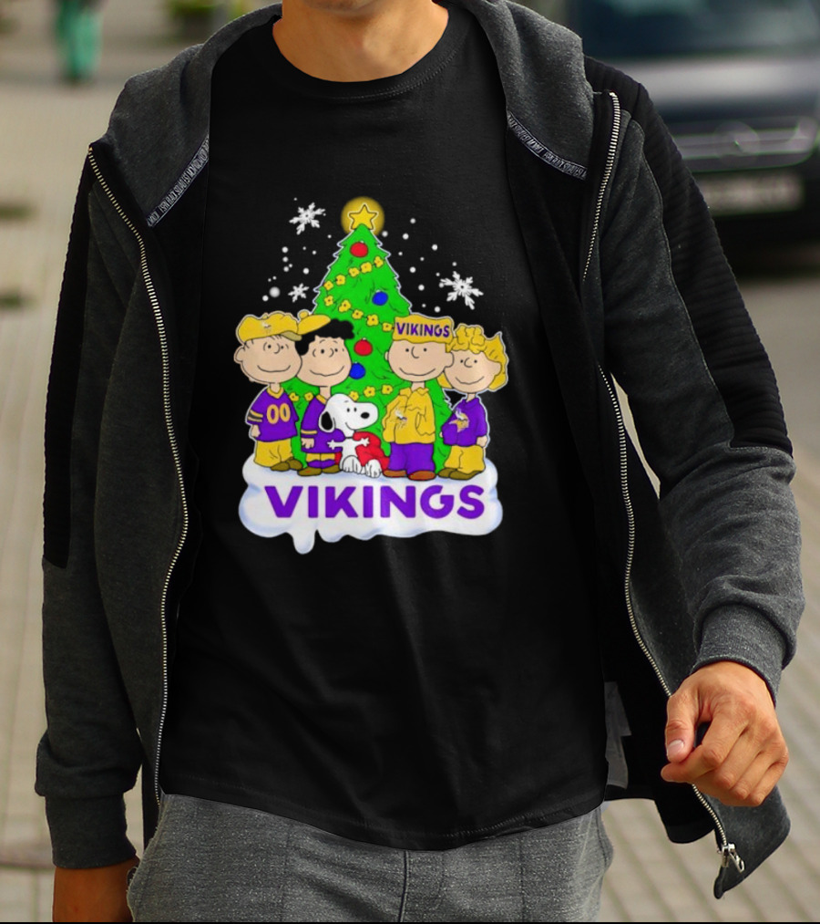 Minnesota Vikings Peanuts Characters Christmas Tree T-Shirt