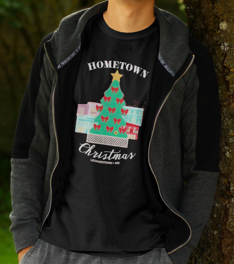 Hometown Christmas Leonardtown MD Christmas Tree With Red Bows And Star T-Shirt