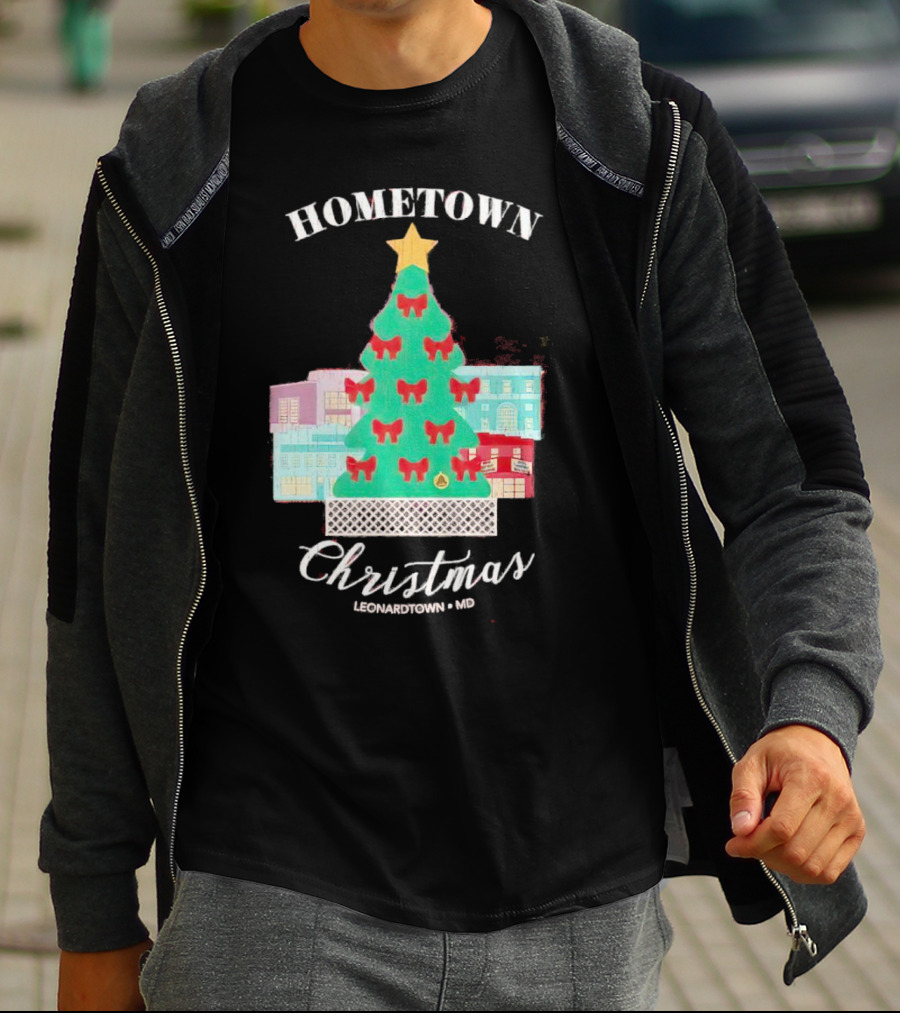 Hometown Christmas Leonardtown MD Christmas Tree With Red Bows And Star T-Shirt