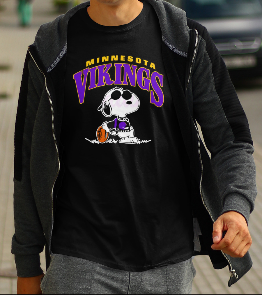 Snoopy Minnesota Vikings Football T-Shirt