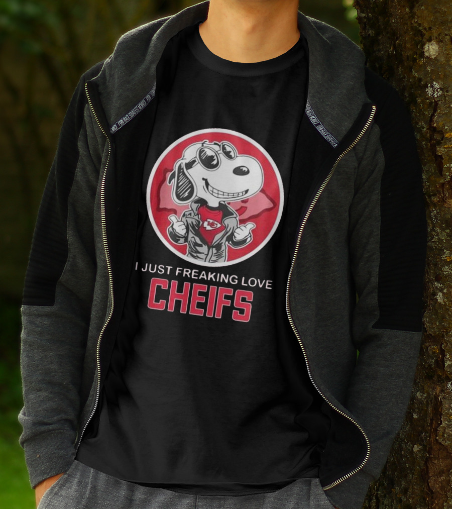 Kansas City Chiefs Snoopy I Just Freaking Love Chiefs T-Shirt