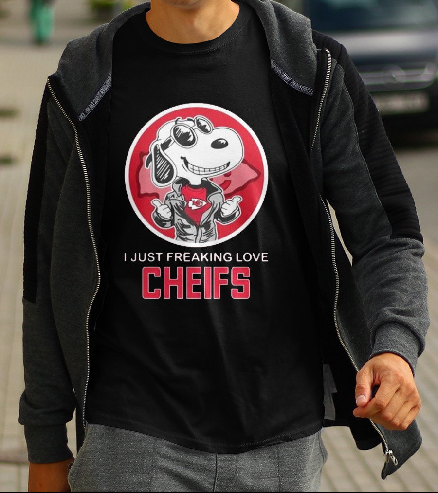 Kansas City Chiefs Snoopy I Just Freaking Love Chiefs T-Shirt