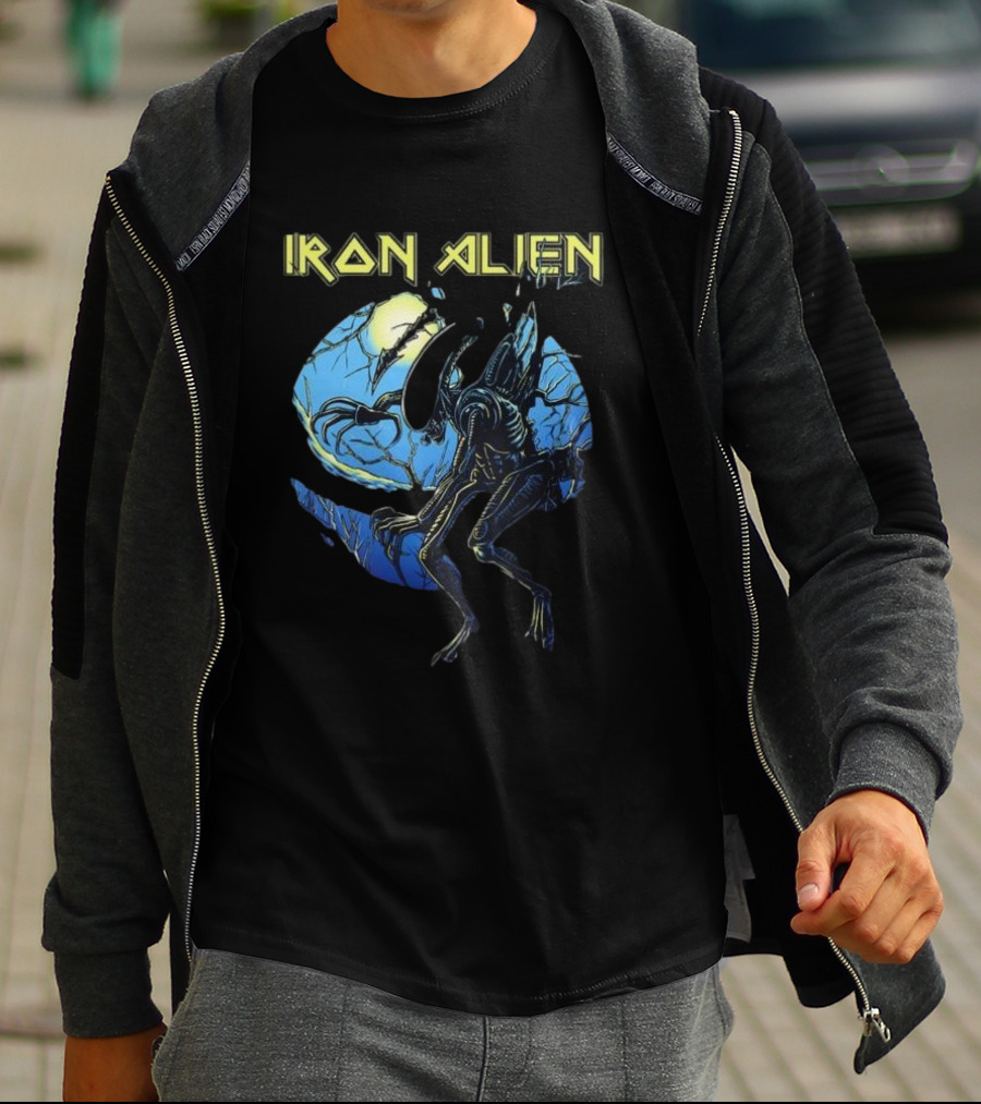Iron Alien Xenomorph Moonlight Scene T-Shirt