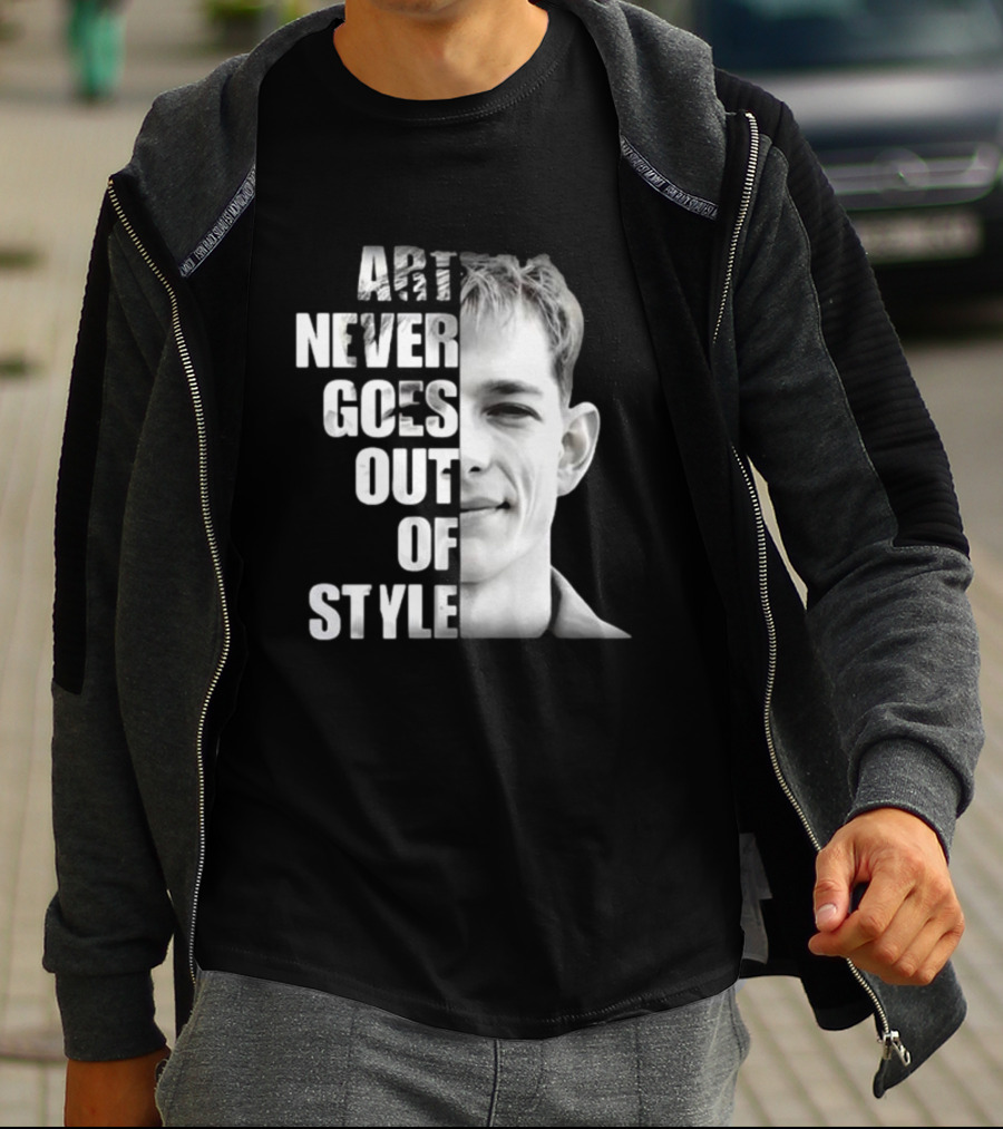 Art Never Goes Out Of Style Iconic Portrait Half Face T-Shirt