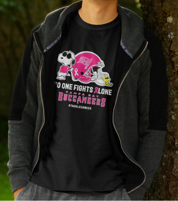 Snoopy And Woodstock No One Fights Alone Tampa Bay Buccaneers #Tacklecancer Pink Helmet T-Shirt