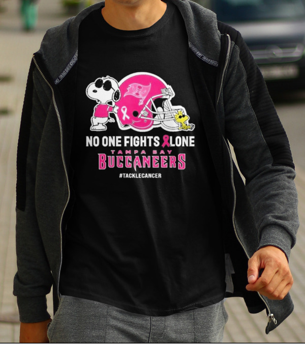 Snoopy And Woodstock No One Fights Alone Tampa Bay Buccaneers #Tacklecancer Pink Helmet T-Shirt
