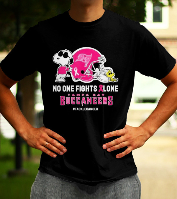 Snoopy And Woodstock No One Fights Alone Tampa Bay Buccaneers #Tacklecancer Pink Helmet T-Shirt