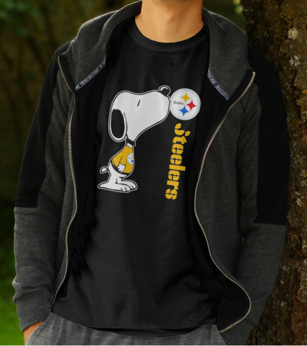 Snoopy Steelers Football Logo Kiss T-Shirt