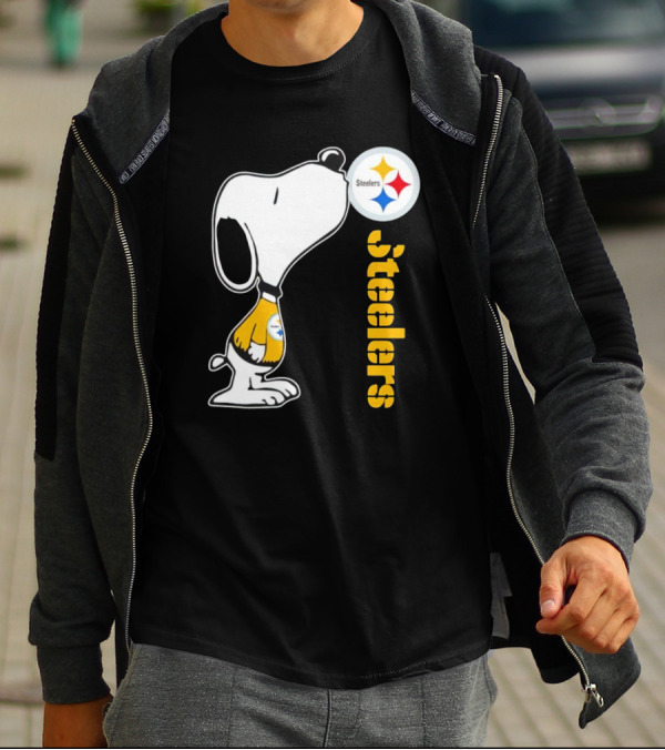 Snoopy Steelers Football Logo Kiss T-Shirt