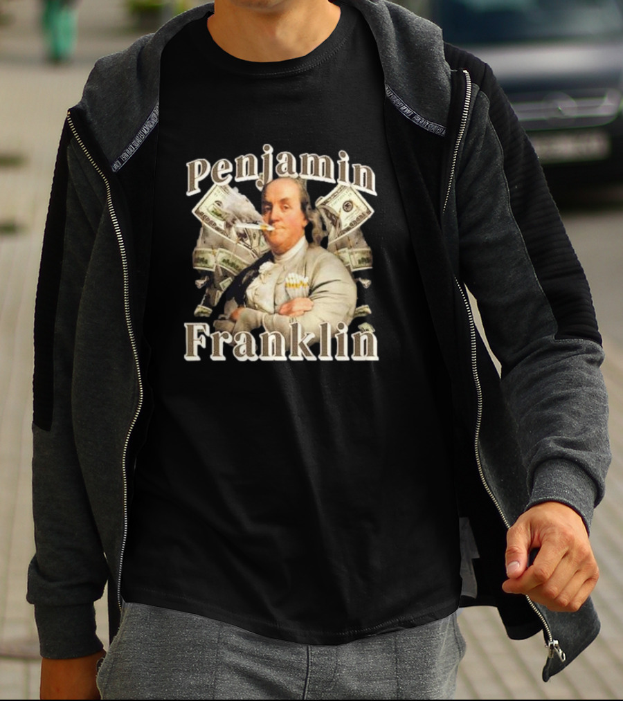Penjamin Franklin Smoking Dollars Bills In Background T-Shirt