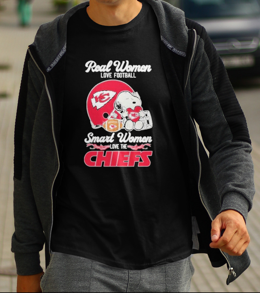 Real Women Love Football Smart Women Love The Kansas City Chiefs Snoopy Chiefs Love T-Shirt
