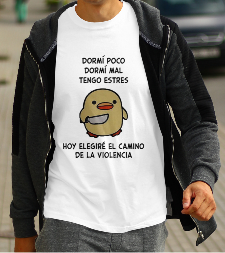 Dormí Poco Dormí Mal Tengo Estrés Hoy Elegiré El Camino De La Violencia Pato Con Cuchillo T-Shirt