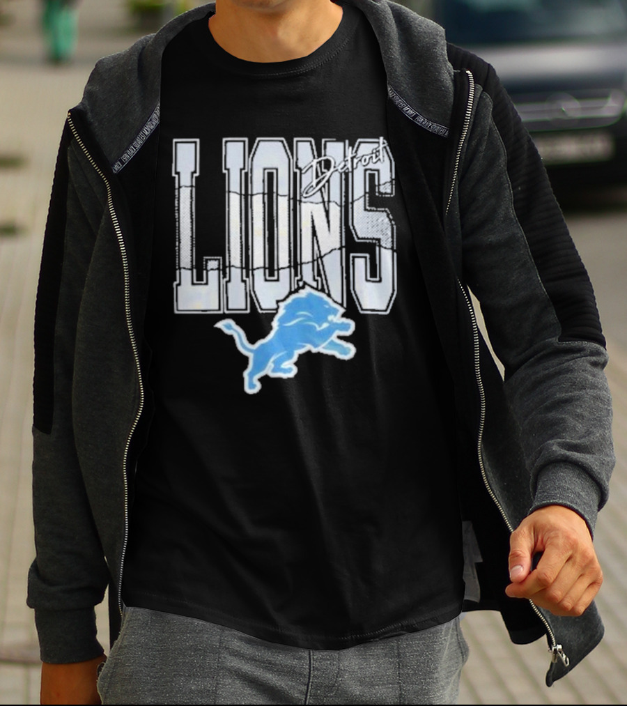 Detroit Lions Vintage Style Blue Lion Emblem On T-Shirt