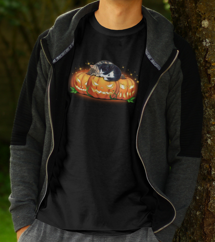 Sleeping Cat On Glowing Halloween Pumpkins With Jack-o'-Lantern Faces T-Shirt