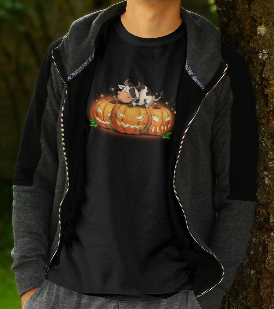 Sleeping Cow On Halloween Jack-O'-Lantern Pumpkins T-Shirt