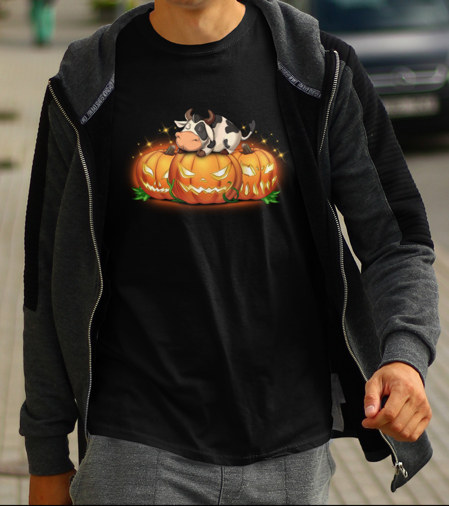 Sleeping Cow On Halloween Jack-O'-Lantern Pumpkins T-Shirt