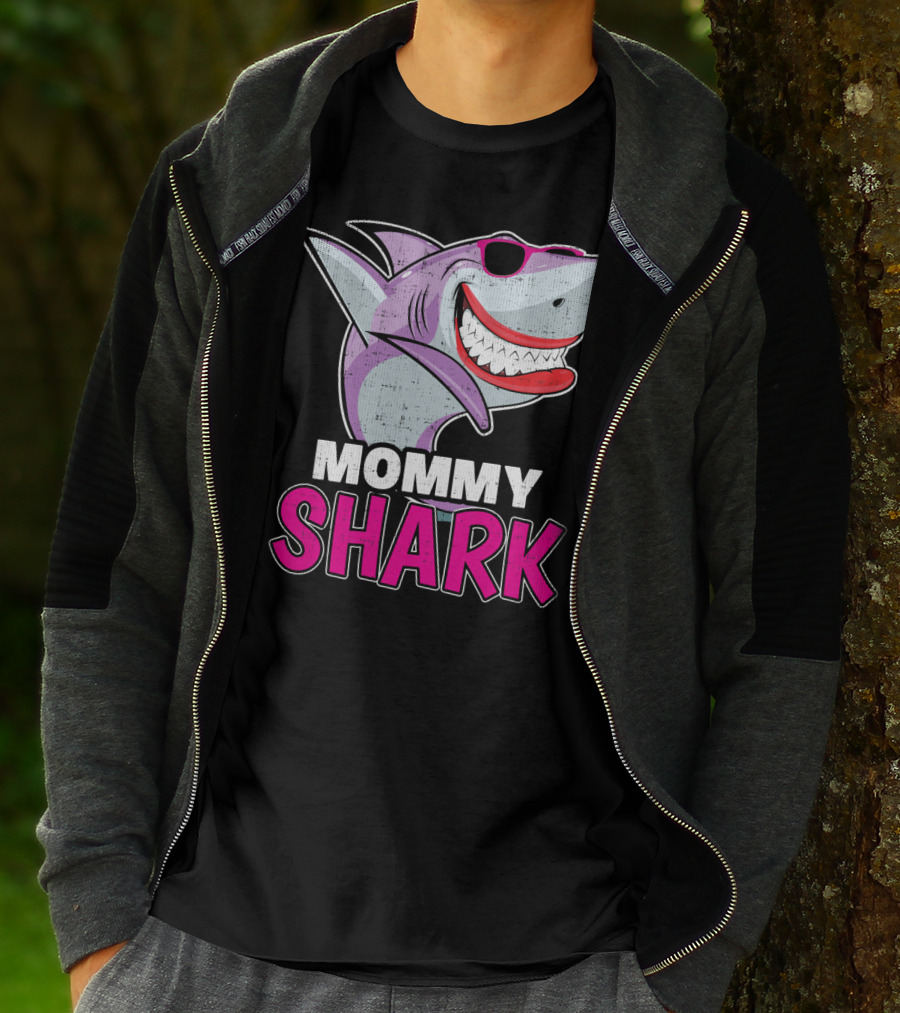 Mommy Shark Dabbing Stylish Sunglasses Fun T-Shirt