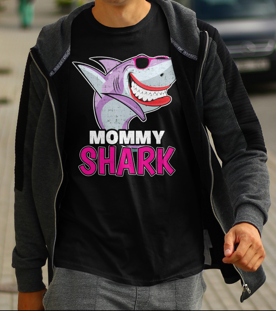 Mommy Shark Dabbing Stylish Sunglasses Fun T-Shirt