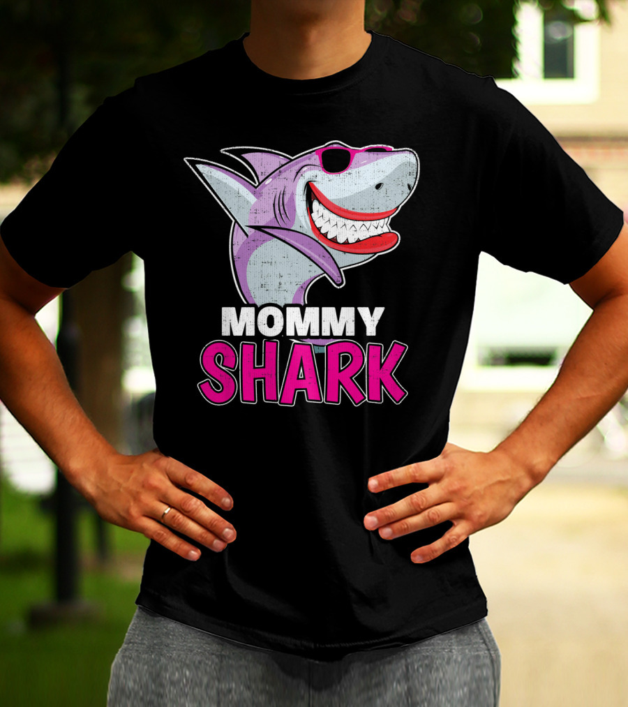 Mommy Shark Dabbing Stylish Sunglasses Fun T-Shirt