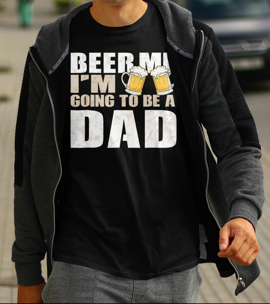 Beer Me I'm Going To Be A Dad With Vintage Style Beer Mugs T-Shirt