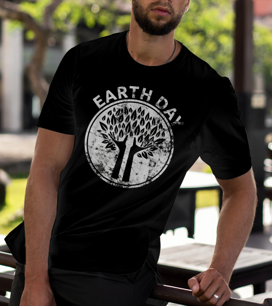EARTH DAY Hands Tree Lover Natur Vintage Distressed Circle Emblem T-Shirt