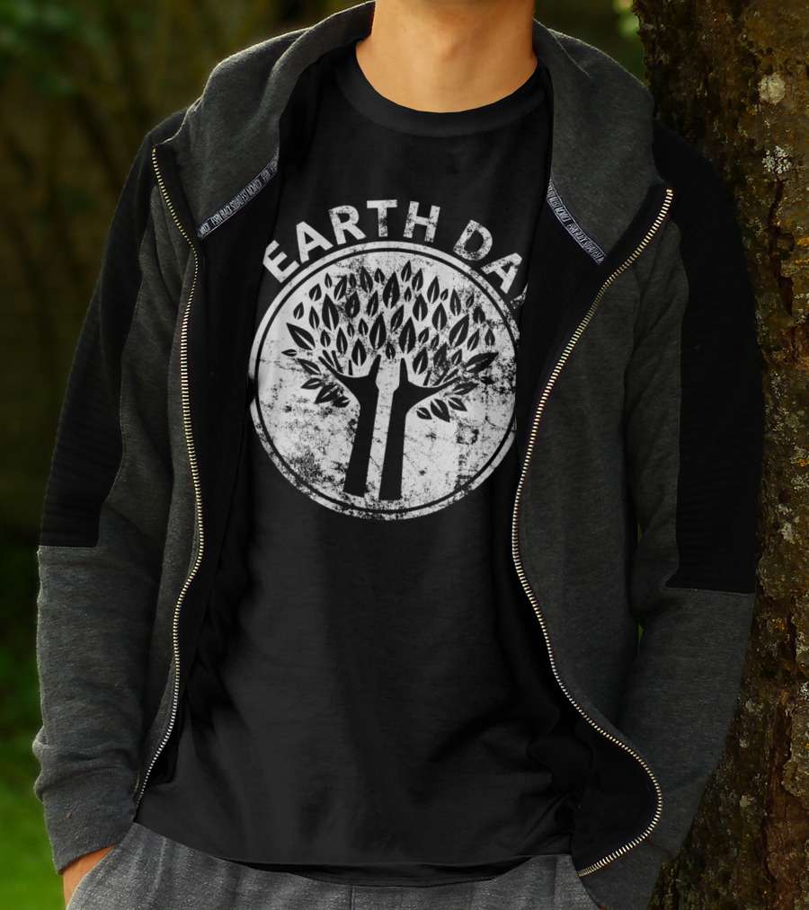 EARTH DAY Hands Tree Lover Natur Vintage Distressed Circle Emblem T-Shirt