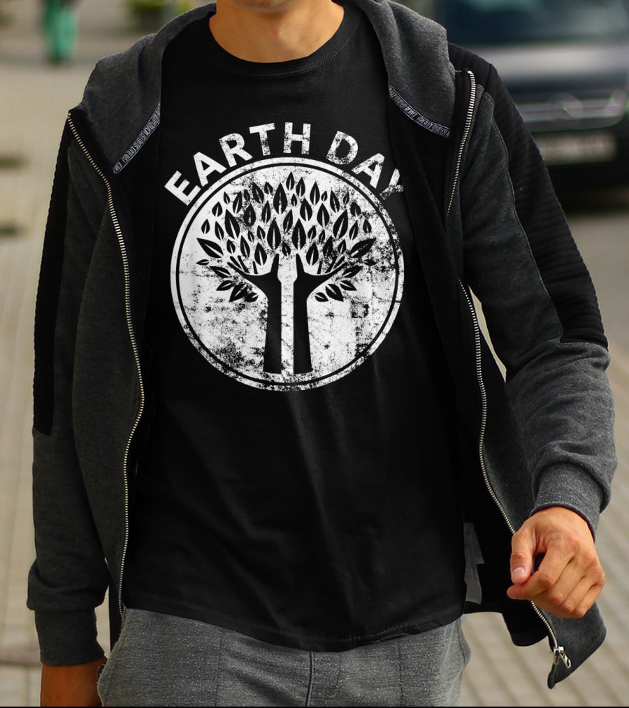 EARTH DAY Hands Tree Lover Natur Vintage Distressed Circle Emblem T-Shirt